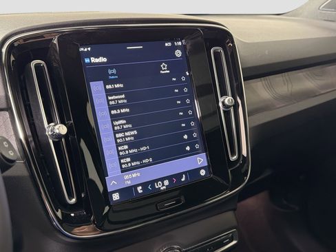 Used 2023 Volvo XC40 Recharge Ultimate image 15