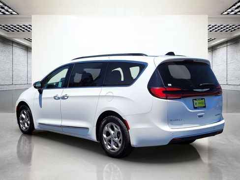 Used 2023 Chrysler Pacifica Limited FWD image 9