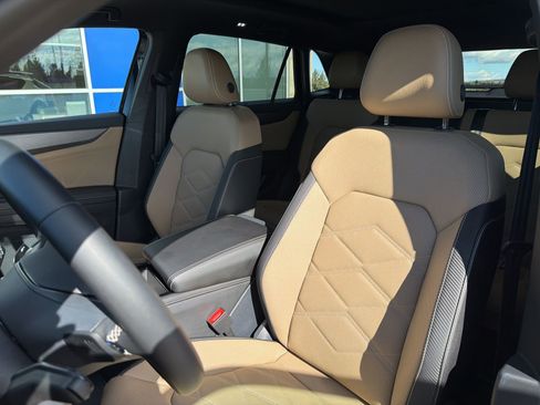 Used 2025 Volkswagen Atlas Cross Sport SE image 18