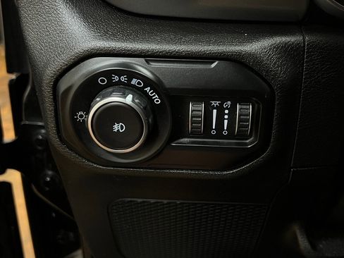 Used 2018 Jeep Wrangler Unlimited Sahara image 22