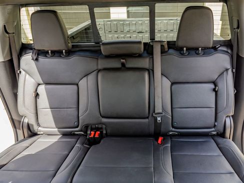 Used 2025 GMC Sierra 2500 SLT w/ SLT Convenience Package image 33