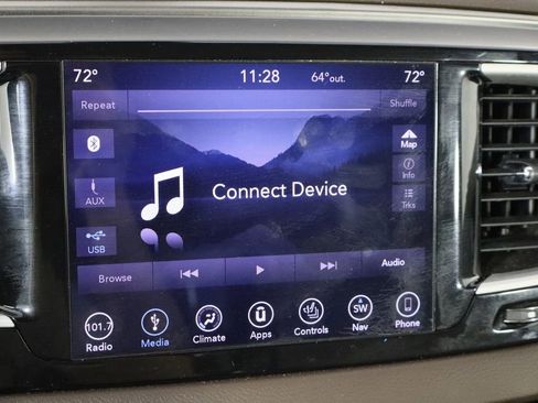 Used 2018 Chrysler Pacifica Touring-L image 32