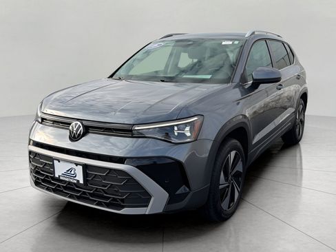 Used 2025 Volkswagen Taos SE image 4