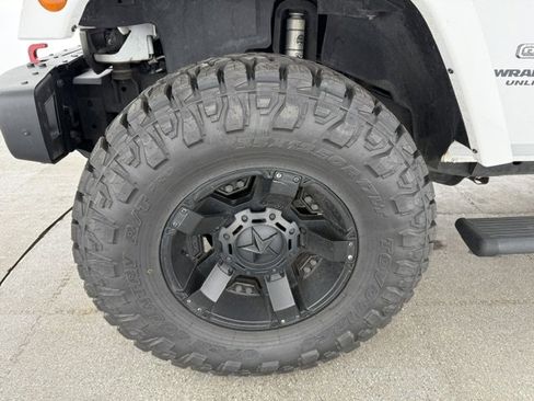 Used 2017 Jeep Wrangler Unlimited Rubicon AWD/4WD image 7