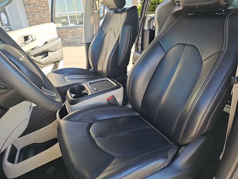 Used 2022 Chrysler Pacifica Touring-L image 17