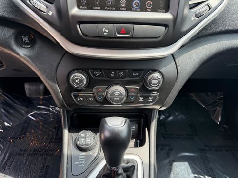 Used 2015 Jeep Cherokee Trailhawk w/ Comfort/Convenience Group AWD/4WD image 15