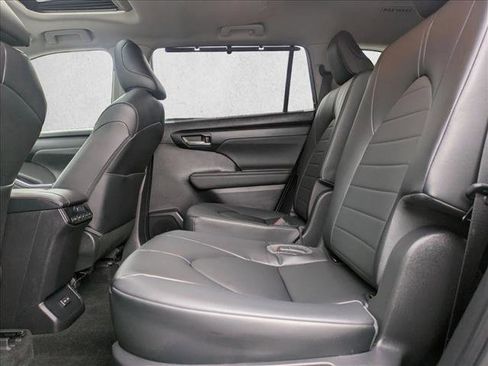 Used 2023 Toyota Highlander XLE image 23