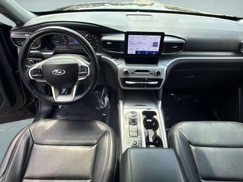 Used 2023 Ford Explorer XLT w/ Equipment Group 202A AWD/4WD image 27