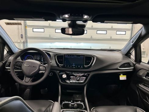 New 2026 Chrysler Pacifica Limited w/ S Appearance Package image 30