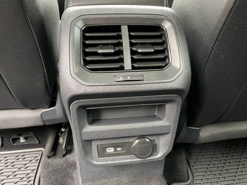 Used 2022 Volkswagen Tiguan SE w/ Panoramic Sunroof Package image 28