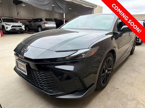Used 2025 Toyota Camry SE FWD image 3