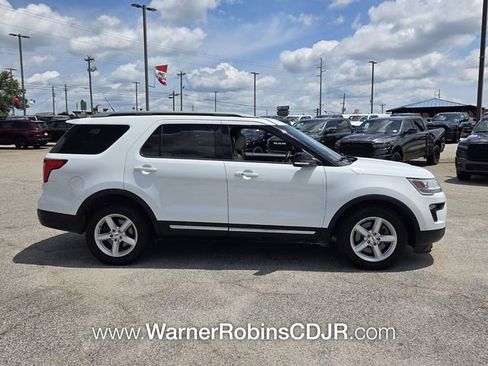 Used 2018 Ford Explorer XLT w/ Equipment Group 202A FWD image 14