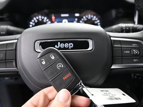 Used 2025 Jeep Compass Latitude w/ Altitude Special Edition AWD/4WD image 29