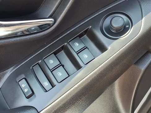 Used 2019 Chevrolet Trax LT w/ LT Convenience Package AWD/4WD image 16