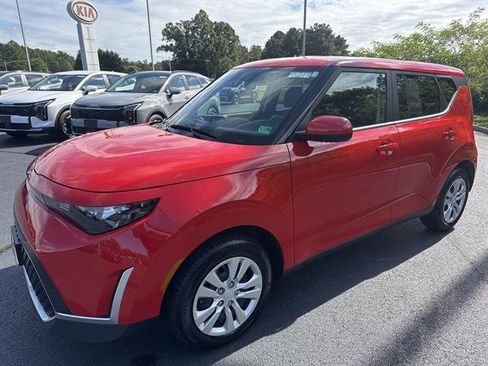 Used 2025 Kia Soul LX image 3