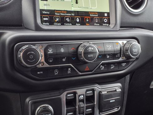 Used 2020 Jeep Wrangler Unlimited Sahara AWD/4WD image 11