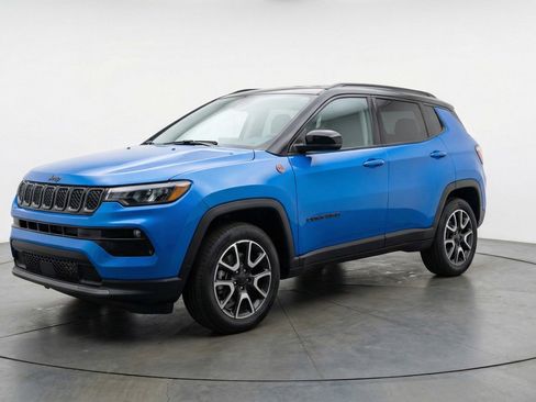 Used 2025 Jeep Compass Trailhawk AWD/4WD image 3