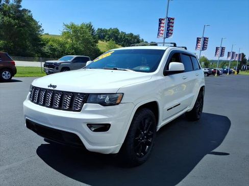 Used 2017 Jeep Grand Cherokee Altitude AWD/4WD image 4