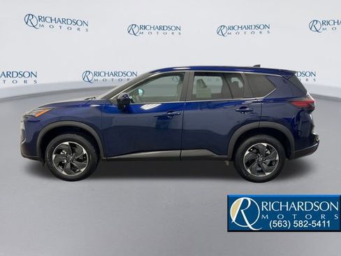 Used 2025 Nissan Rogue SV image 2