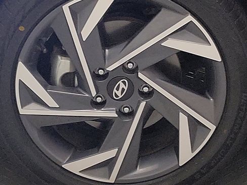 Used 2025 Hyundai Elantra SEL image 31