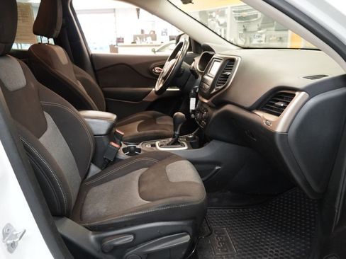 Used 2018 Jeep Cherokee Latitude w/ Altitude Package image 32