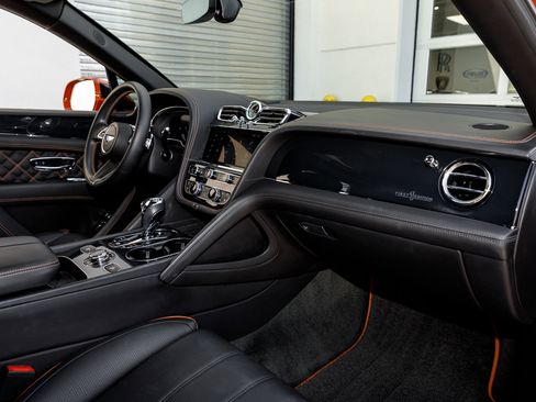 Used 2021 Bentley Bentayga image 40