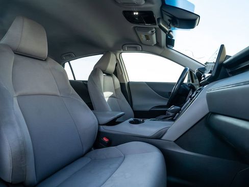 Used 2022 Toyota Venza LE image 14