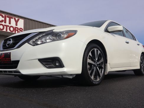 Used 2016 Nissan Altima 2.5 SR w/ LED Appearance Package image 16