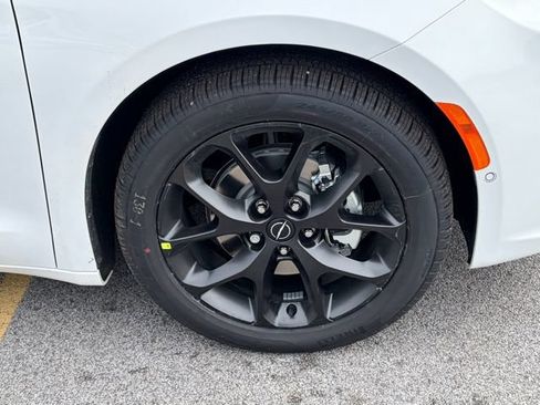 New 2026 Chrysler Pacifica Limited w/ S Appearance Package FWD image 11