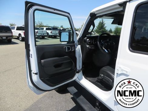 Used 2022 Jeep Wrangler Unlimited Rubicon w/ Xtreme Recon 35" Tire Package AWD/4WD image 15
