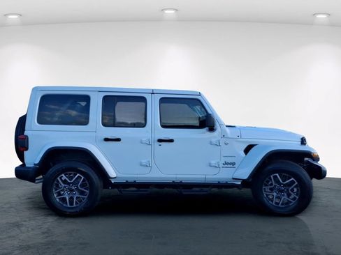 Used 2024 Jeep Wrangler Unlimited Sahara w/ Technology Group AWD/4WD image 7