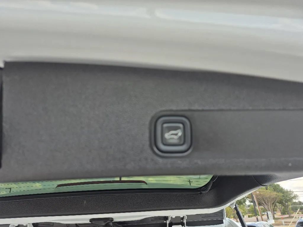 Used 2012 Chevrolet Tahoe LTZ RWD image 13