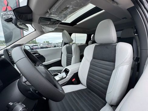New 2025 Mitsubishi Outlander SE FWD image 17