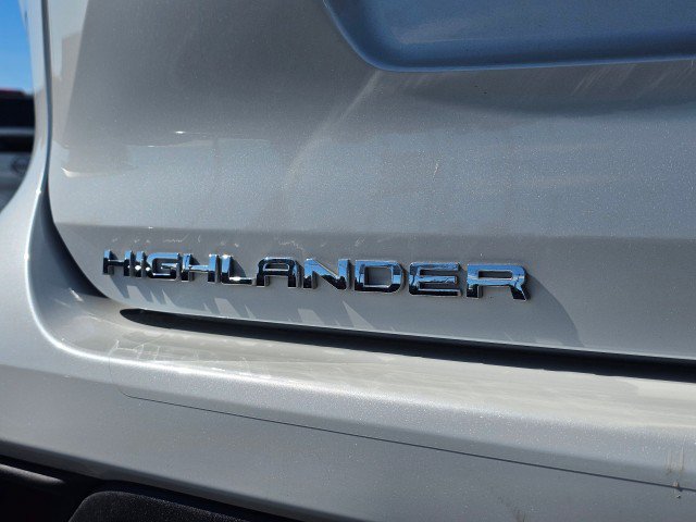 Used 2022 Toyota Highlander XLE AWD/4WD image 17