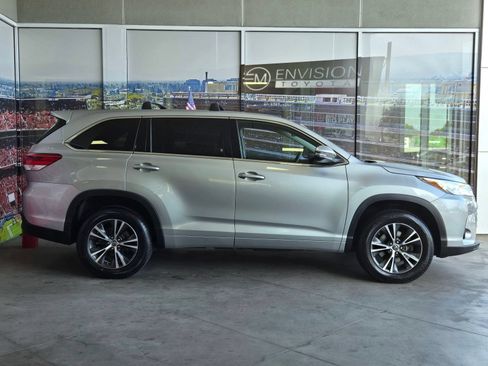Certified 2018 Toyota Highlander LE w/ Carpet Mat Package (TMS) FWD image 4