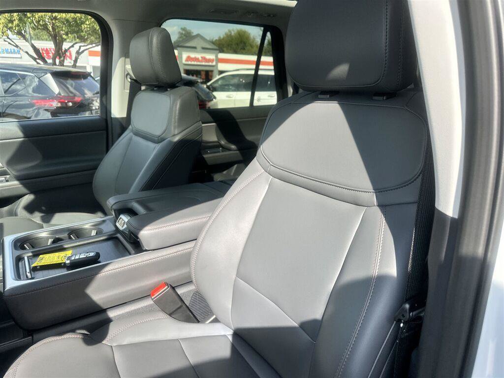 Used 2025 Ford Expedition Max Active AWD/4WD image 29