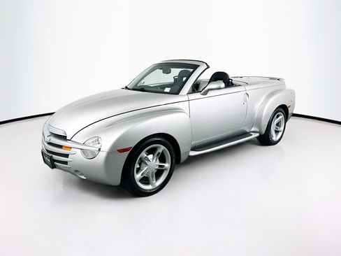Used 2004 Chevrolet SSR w/ Preferred Equipment Group RWD image 23