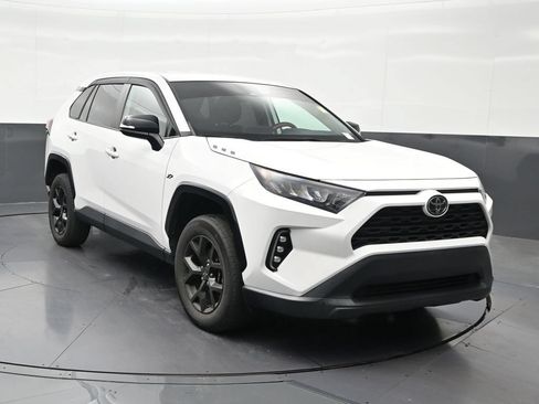 Used 2022 Toyota RAV4 LE FWD image 8