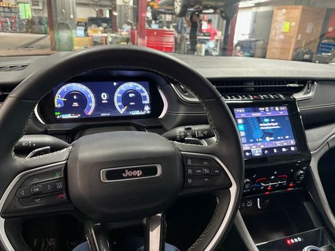 Used 2023 Jeep Grand Cherokee L Laredo w/ Luxury Tech Group I AWD/4WD image 2