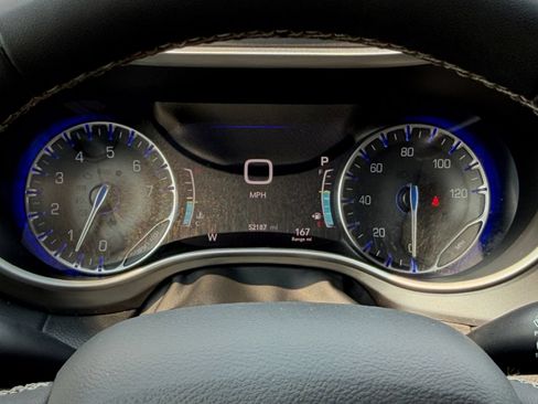 Used 2024 Chrysler Pacifica Touring-L FWD image 37