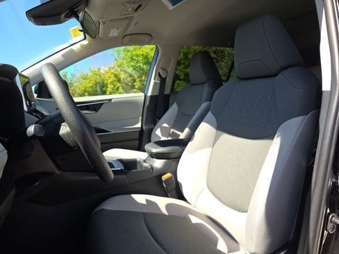 Used 2025 Toyota RAV4 XLE FWD image 27