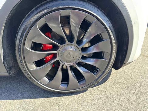 Used 2022 Tesla Model Y Performance image 3