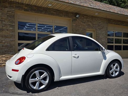 Used 2008 Volkswagen Beetle Triple White Edition FWD image 8