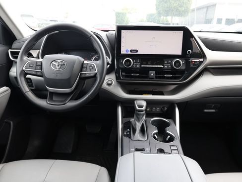 Used 2023 Toyota Highlander XLE FWD image 23