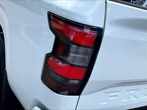 Used 2025 Nissan Frontier SV image 33