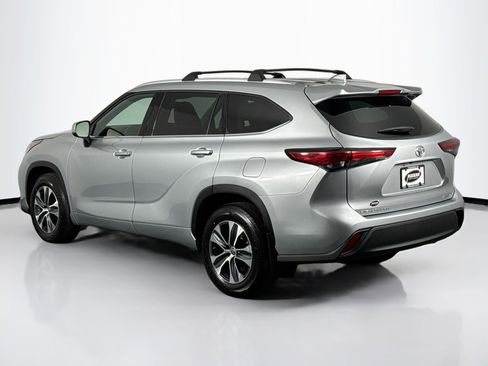 Used 2022 Toyota Highlander XLE AWD/4WD image 9