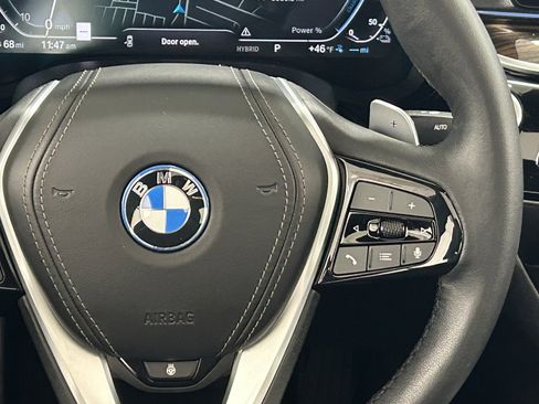 Used 2023 BMW 530e xDrive w/ Premium Package image 14