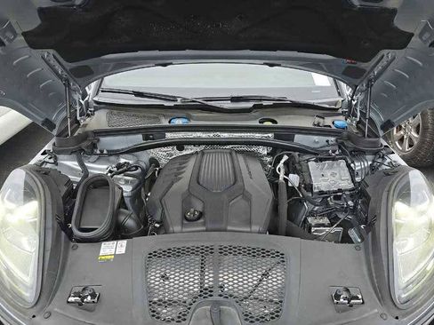 Used 2024 Porsche Macan image 8