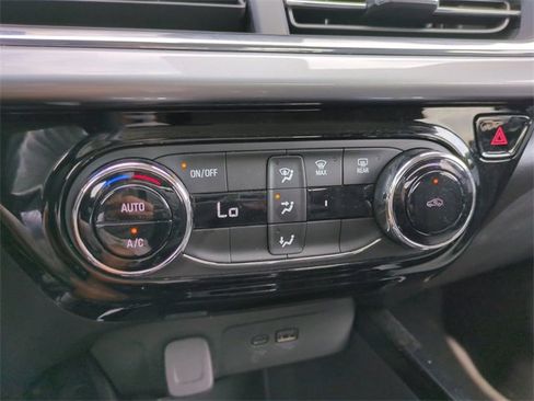 Certified 2025 Chevrolet Trax LT image 25