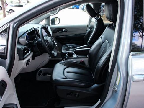 Used 2023 Chrysler Pacifica Touring-L image 10